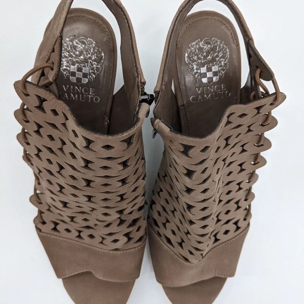 NWT VINCE CAMUTO Emberla Sandals